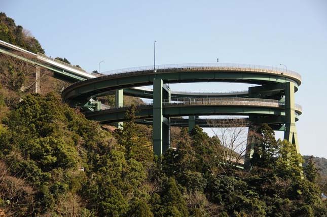 Kawazu Nanadaru, a japán duplahurkú híd
